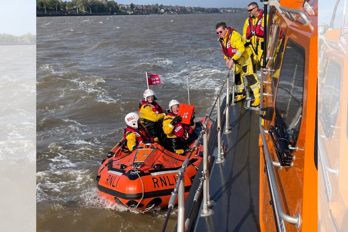 Wirral Globe (@wirralglobenews) on Twitter photo Wirral lifeboat stations join 'Coast To Cobbles' time capsule relay
wirralglobe.co.uk/news/24635277.…
<a href="/HoylakeRNLI/">Hoylake RNLI Lifeboat Station</a>
<a href="/RNLIWestKirby/">RNLI West Kirby Lifeboat</a>
<a href="/RNLINewBrighton/">RNLI New Brighton</a> Wirral lifeboat stations join 'Coast To Cobbles' time capsule relay
wirralglobe.co.uk/news/24635277.…
<a href="/HoylakeRNLI/">Hoylake RNLI Lifeboat Station</a>
<a href="/RNLIWestKirby/">RNLI West Kirby Lifeboat</a>
<a href="/RNLINewBrighton/">RNLI New Brighton</a>