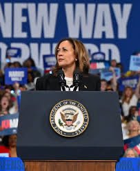 “I don’t think that she understands that, one, there are a whole lot of women out here who are not aspiring to be humble.”

- Kamala Harris on Sarah Huckabee Sanders 🔥🔥🔥🔥🔥💙