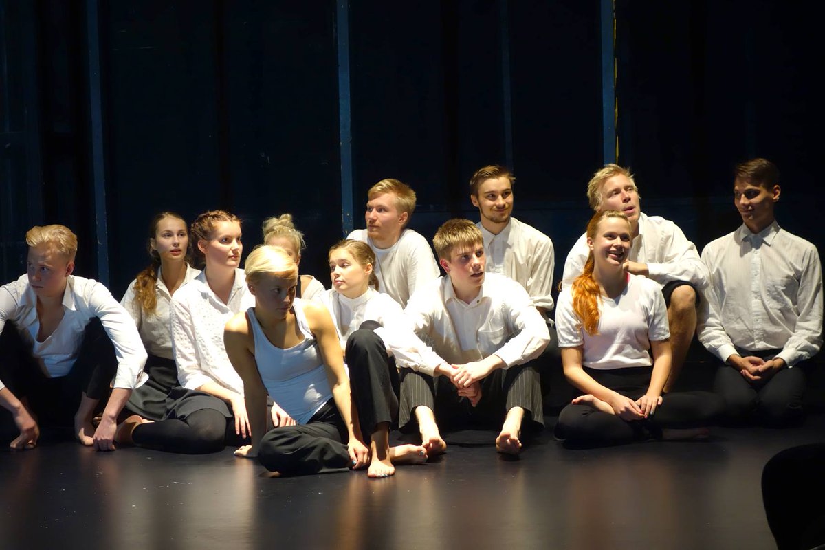 10 vuotta sitten Nätyn @TampereUni  silloiset ensimmäisen vuoden opiskelijat valmistautuivat ensimmäiseen esitykseensä 7.10.2014.
12 monologia Teatterimontussa.  (kuva: Riitta Yrjönen)