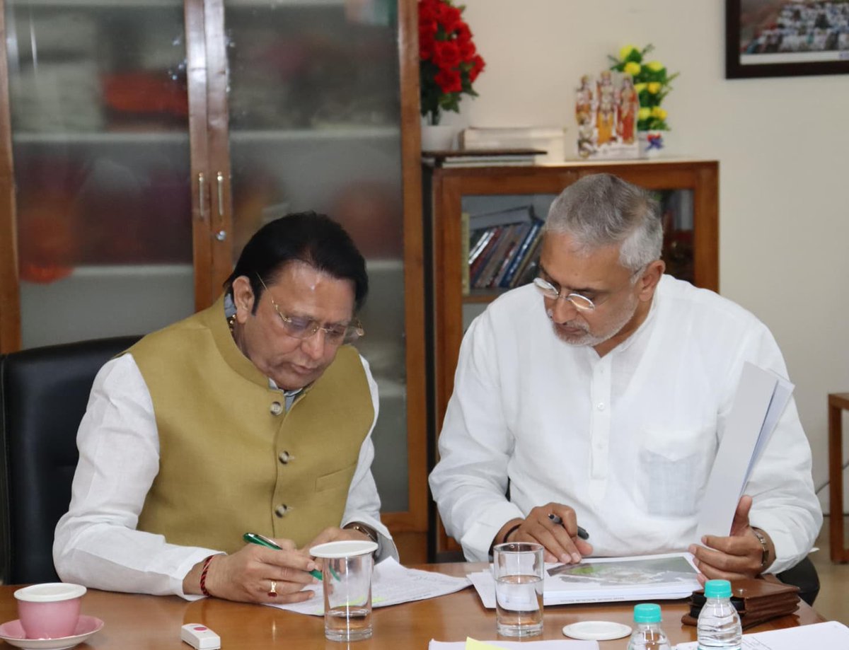 Balwantsinh99's tweet photo. આજરોજ અધ્યક્ષસ્થાને સાથી મંત્રીશ્રી @MLAJagdish ની પ્રેરક ઉપસ્થિતિમાં યુનિટી મોલની સ્થાપના અંતર્ગત મોલમાં વિવિધ રાજ્યો અને ગુજરાતના ૩૩ જિલ્લાઓને તેમના વિવિધ ઉત્પાદનને ડિસ્પ્લે કરવા માટે જગ્યા ફાળવવા તેમજ દેશભરના હાથશાળ-હસ્તકલા કારીગરોને કાયમી ધોરણે માર્કેટીંગ મંચ પુરૂ પાડવા માટે વડોદરા ખાતે તાલીમ, વર્કશોપ & મેળા સેન્ટરની સ્થાપના કરવા અને રાજકોટ ખાતે અર્બન હાટની સ્થાપના કરી કારીગરોને માર્કેટીંગ પ્લેટફોર્મ પુરૂ પાડવા અંગેની ચર્ચા બેઠક યોજાઈ. 

આ પ્રસંગે સચિવ કુટીર - શ્રી પ્રવીણ સોલંકી અને વિભાગના ઉચ્ચ અધિકારીશ્રીઓ ઉપસ્થિત રહ્યા હતા