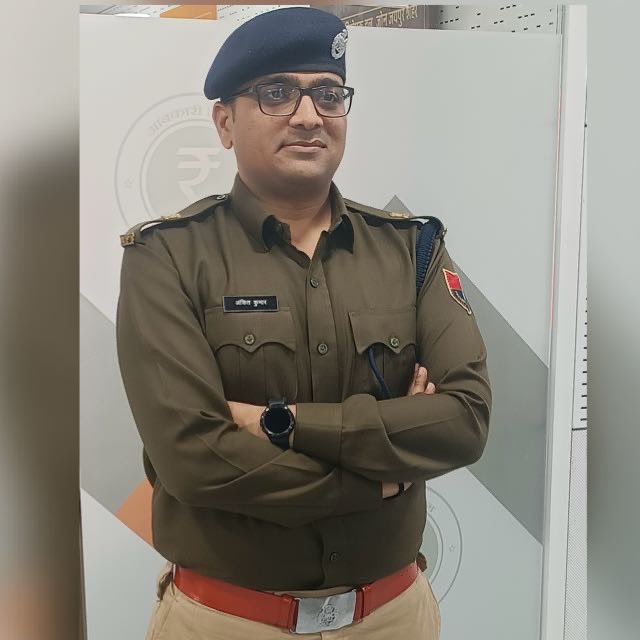 JaikyYadav16's tweet photo. इस दुनिया पर पागल राज करते हैं, समझदार तो कहीं डाल रोटी चलाने के लिए नौकरी करते हैं।

पागलपन हो तो अंकित अवस्थी जैसा, क्लास में पढ़ाते हुए बोल दिया ��ोगा कि सिविल सर्वेंट बनना आसान है तो उनके स्टूडेंट ने जवाब दिया

"ज्ञान देना आसान है, निकालना मुश्किल है"

फिर क्या था पहले ही अटेम्प्ट में बन गए RAS अधिकारी, अंकित अवस्थी IITian हैं, 

जब इन्होंने RAS की नौकरी ज्वॉइन की थी तब इनको 5 करोड़ का पैकेज मिल रहा था।

अब अंकित अवस्थी ने RAS की नौकरी छोड़ दी है क्योंकि लोगों को लगा कि वह रिश्वत से अथाह पैसा कमा रहे हैं,

अंकित अवस्थी का उदाहरण बताता है कि यदि आपमें ��ागलपन के साथ टैलेंट है तो आप दुनिया हिला सकते हो।