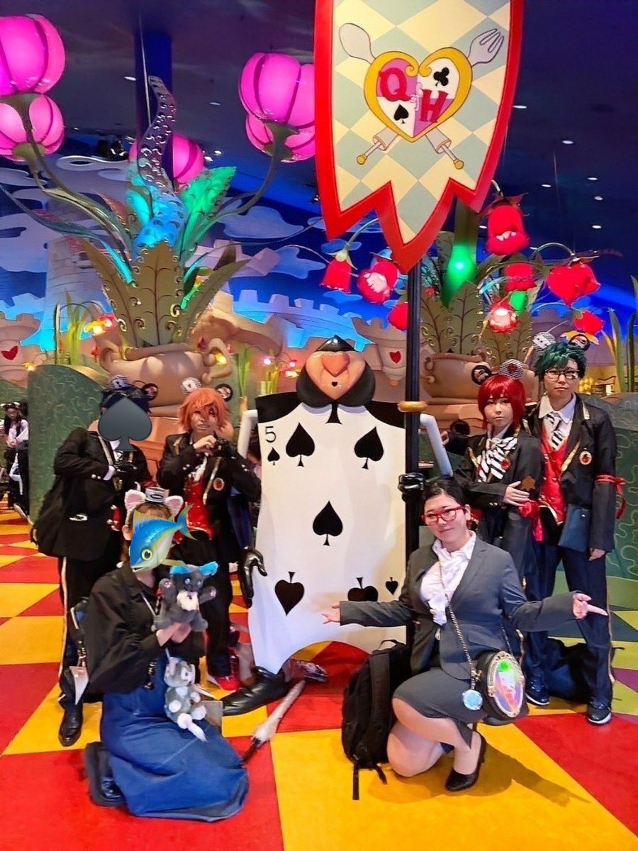 jam_2bro's tweet photo. 10月5日 ディズニーランド コス
集合写真

グリムは手作りなんだって!!強すぎ!!作った本人はツナ缶に仮装笑

🌹→@ringotukino 
♥️→わし
♣️→@kyouka4545 
👓→@SayYou_217 

 #Dハロ仮装2024 
 #Ｄハロ仮装 https://t.co/RXhbRyxdCI