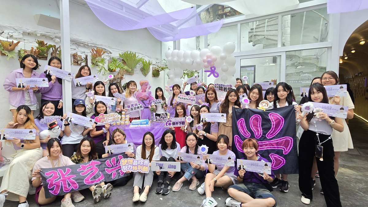 layunionMY's tweet photo. Happy Birthday, @layzhang !!!
Sending you love all the way from Malaysia π
#StageKingLAYDay #TimeMYXING #Lay #LayZhang #Yixing https://t.co/jqmUplEqRv