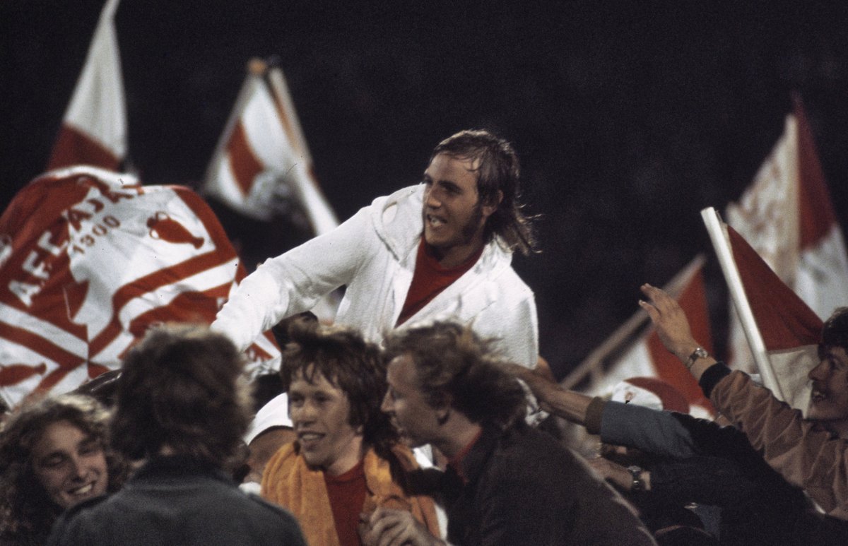 ajaxlife's tweet image. Clubicoon Johan Neeskens is plotseling op 73-jarige leeftijd overleden. De Nees won als speler van #Ajax alles wat er viel te winnen, waaronder de wereldbeker en driemaal de Europacup 1. SV Ajax wenst vrienden en familie heel veel sterkte met dit grote verlies.