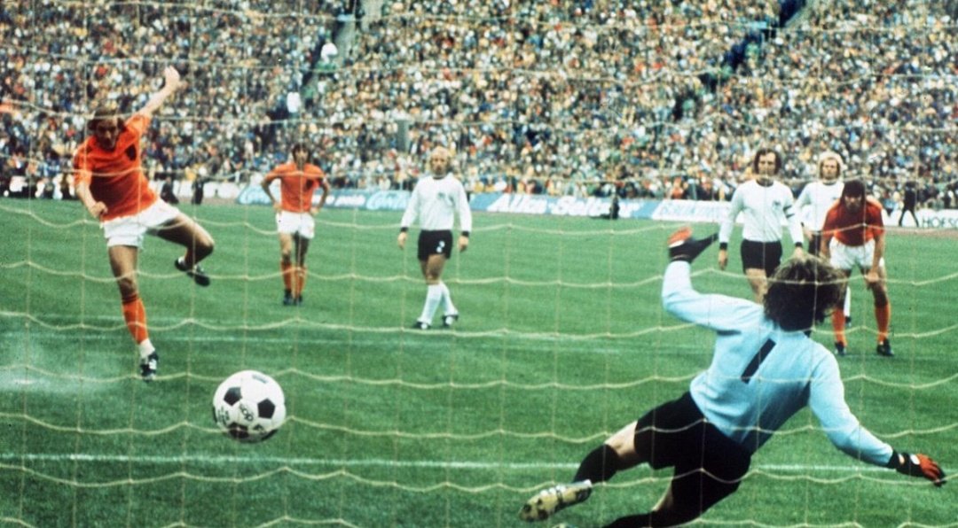 Johan Neeskens overleden. Geweldige carrière.  Op 22-jarige leeftijd  3 x Europacup 1 met <a href="/AFCAjax/">AFC Ajax</a> ❌️❌️❌️