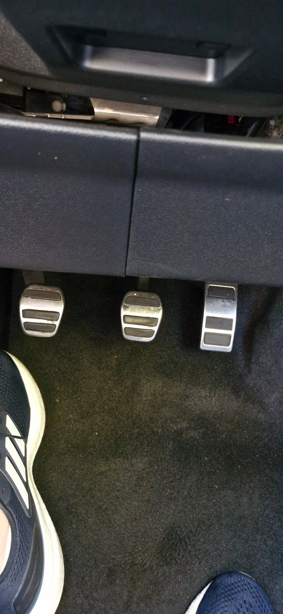 griffax09's tweet photo. Someone banged into the back of our car the other week. Picked up a courtesy car & they weren't told by my insurer that I drive an automatic!
This is very strange after all these years. Hopefully, I only have it for 24hrs & they can get me an auto. #SoreLeg https://t.co/JbZWFl8C02