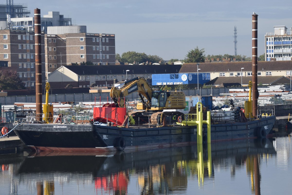 AJBC_1's tweet image. Also heading out to it&apos;s worksite was HAVEN SUPPORTER with KML BCDK 6464 barge with a @FlanneryPlant excavator on board - off to work on the @NeuConnectLink 🇩🇪↔️🇬🇧⚡️💡project on the Isle of Grain.

#dlr_blog
#MarineEngineering #RiverThames