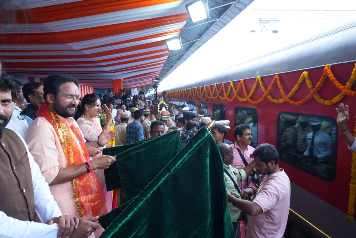 HubballiRailway's tweet photo. Train No 07039 Inaugural Special
Secunderabad-Hubballi-Vasco Da Gama
by Union Coal &amp; Mines Minister
G Kishan Reddy @ Secunderabad

Bi Weekly Regular Services w.e.f

9 October 
🚉Train No 17039
Secunderabad-Vasco
Wed &amp; Fri

10 October 
🚉Train No 17040
Vasco-Secunderabad
Thu &amp; Sat https://t.co/xUO54bsE4x