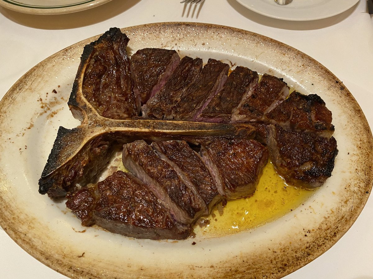 yusuke_kitaura's tweet photo. ベンジャミンステーキ🥩
飲食店といえば美味しい店が繁盛する。
今はどの店も美味しい。
そうなると美味しさ以外の付加価値が必要。
勉強になります。 https://t.co/H4cYr5mj87