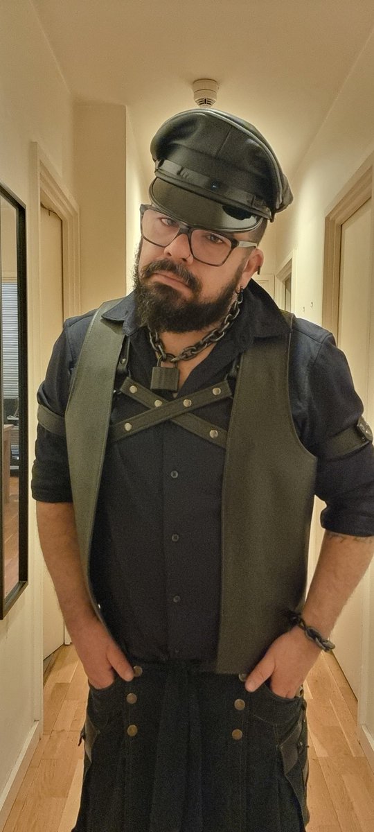 NoodlesCouple's tweet photo. Daddy in leather. Building up. https://t.co/jiRENe5N2f