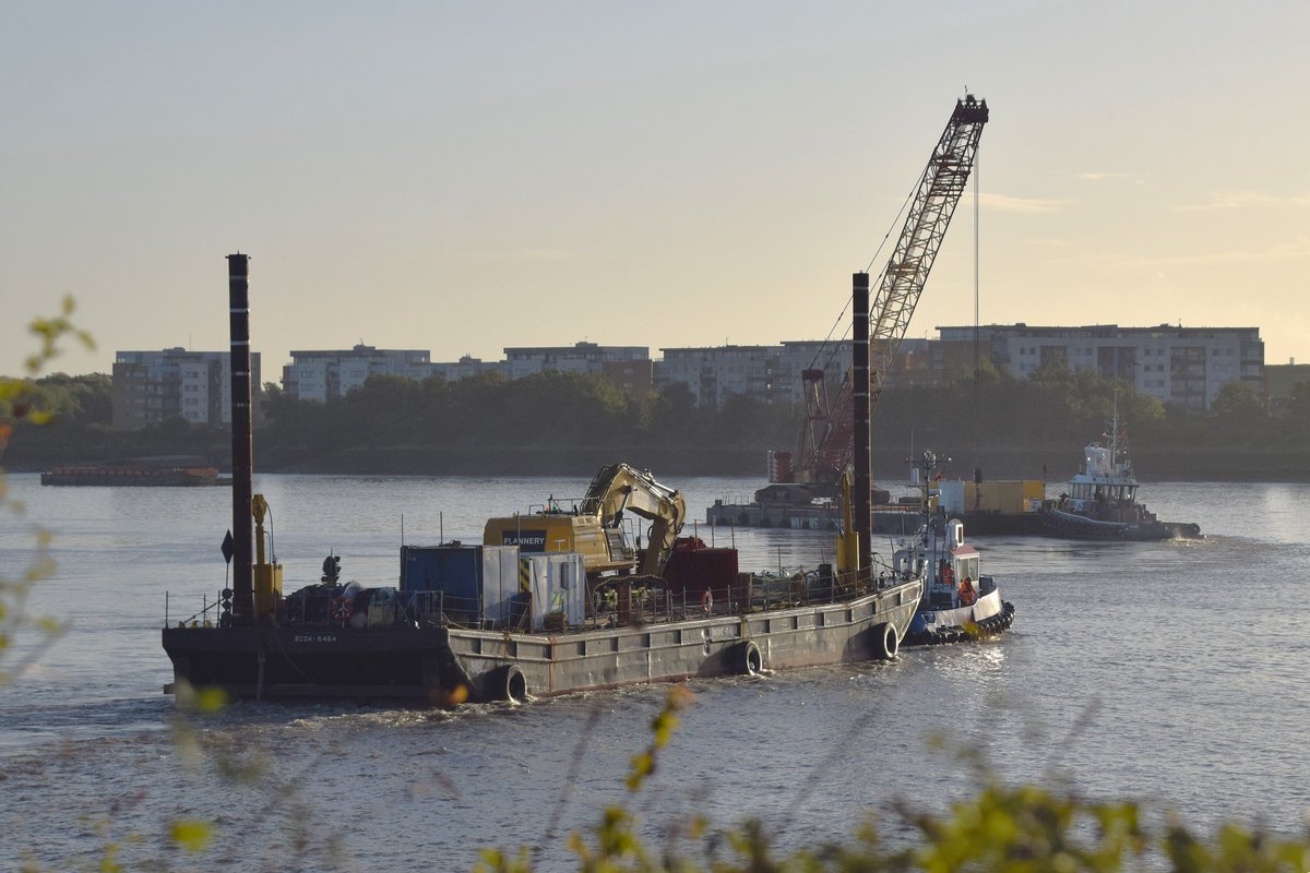 AJBC_1's tweet image. Also heading out to it&apos;s worksite was HAVEN SUPPORTER with KML BCDK 6464 barge with a @FlanneryPlant excavator on board - off to work on the @NeuConnectLink 🇩🇪↔️🇬🇧⚡️💡project on the Isle of Grain.

#dlr_blog
#MarineEngineering #RiverThames