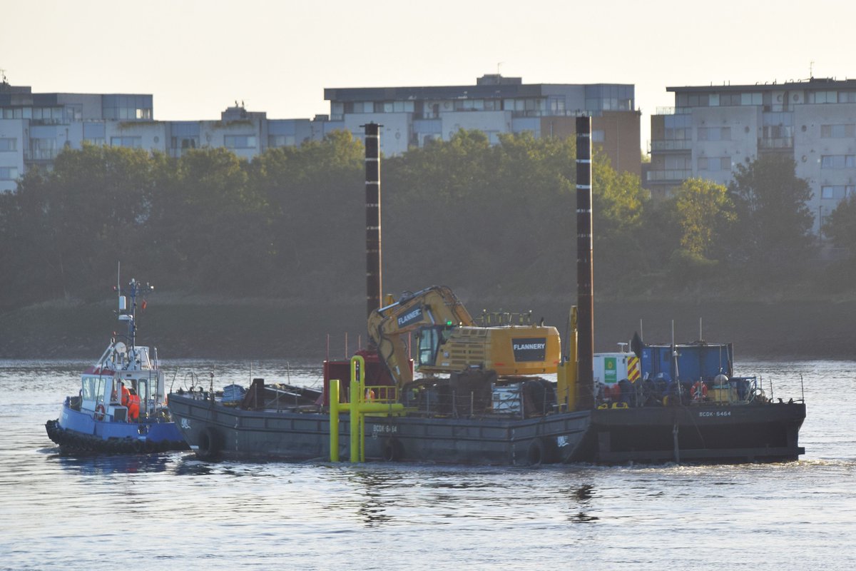 AJBC_1's tweet image. Also heading out to it&apos;s worksite was HAVEN SUPPORTER with KML BCDK 6464 barge with a @FlanneryPlant excavator on board - off to work on the @NeuConnectLink 🇩🇪↔️🇬🇧⚡️💡project on the Isle of Grain.

#dlr_blog
#MarineEngineering #RiverThames
