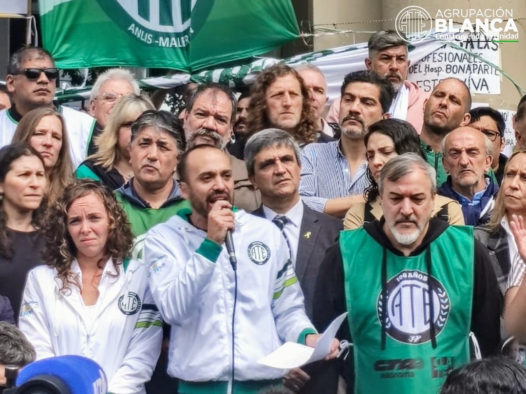 agrupblanca_ate's tweet photo. Con una presencia multitudinaria, hoy estuvimos en la puerta del Htal Bonaparte para apoyar y sostener la lucha que vienen llevando adelante lxs trabajadorxs  contra el intento de cierre del hospital y el vaciamiento de las políticas de salud pública.
#NoAlCierreDelBonaparte https://t.co/a0ZdUe9qXC