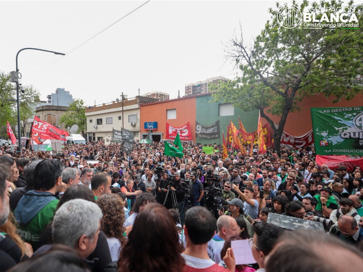 agrupblanca_ate's tweet photo. Con una presencia multitudinaria, hoy estuvimos en la puerta del Htal Bonaparte para apoyar y sostener la lucha que vienen llevando adelante lxs trabajadorxs  contra el intento de cierre del hospital y el vaciamiento de las políticas de salud pública.
#NoAlCierreDelBonaparte https://t.co/a0ZdUe9qXC