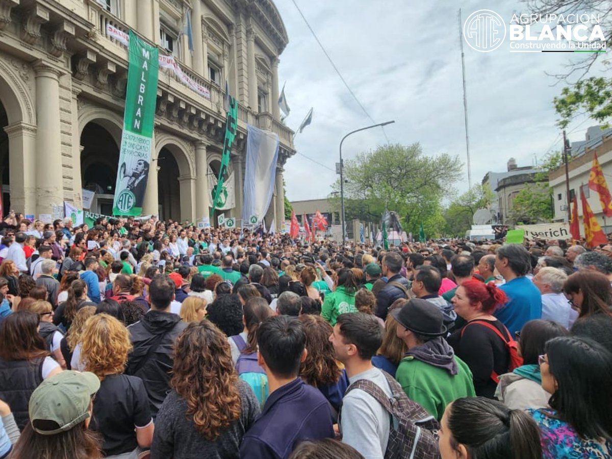 agrupblanca_ate's tweet photo. Con una presencia multitudinaria, hoy estuvimos en la puerta del Htal Bonaparte para apoyar y sostener la lucha que vienen llevando adelante lxs trabajadorxs  contra el intento de cierre del hospital y el vaciamiento de las políticas de salud pública.
#NoAlCierreDelBonaparte https://t.co/a0ZdUe9qXC