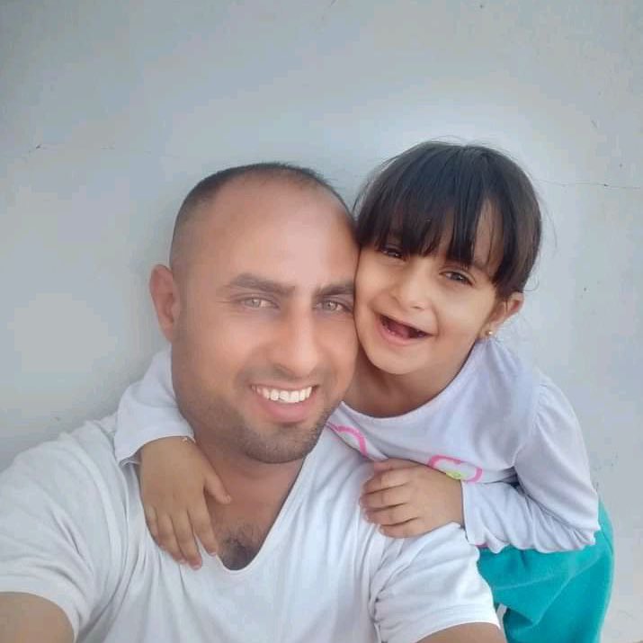 amazingcherrys's tweet photo. Lors de l'attaque menée par Israël à Deir Al Balah, Mohammed Ali Ibrahim El Rai (père, 40 ans) et ses filles Rital (5 ans), Mai (8 ans) et Leila (9 ans) ont été tués.

#7oct #GazaVisages

 @CIJ_ICJ @CourPenaleInt
 #HumanRightsViolations #NeverAgainApplytoAll https://t.co/Pdzb1LH8Fc