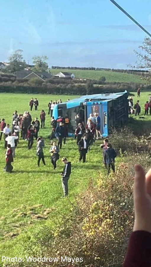 BPINewsOrg's tweet image. (1/2) ⬇️ A double-decker bus carrying 43 children from Strangford College crashed in County Down. 

The NIAS declared a major incident but has since stood it down. Four children were hospitalised.

#CountyDown #NorthernIreland #SchoolBusCrash