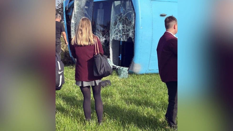 BPINewsOrg's tweet image. (1/2) ⬇️ A double-decker bus carrying 43 children from Strangford College crashed in County Down. 

The NIAS declared a major incident but has since stood it down. Four children were hospitalised.

#CountyDown #NorthernIreland #SchoolBusCrash