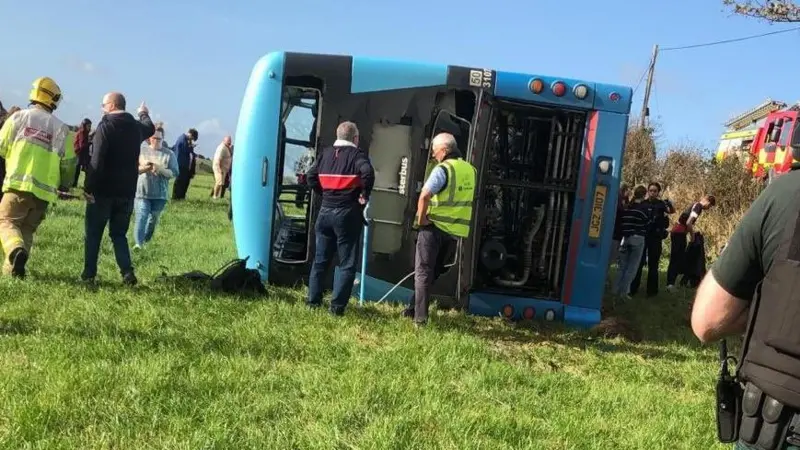 BPINewsOrg's tweet image. (1/2) ⬇️ A double-decker bus carrying 43 children from Strangford College crashed in County Down. 

The NIAS declared a major incident but has since stood it down. Four children were hospitalised.

#CountyDown #NorthernIreland #SchoolBusCrash
