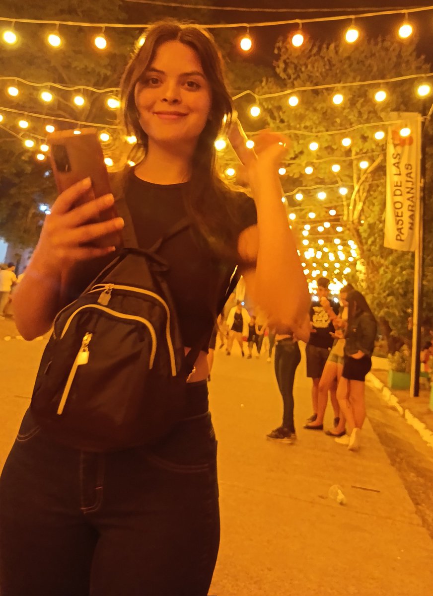 Yo nada fotogénica, con mi sonrisa de pollito en fuga pero feliz 👐✨