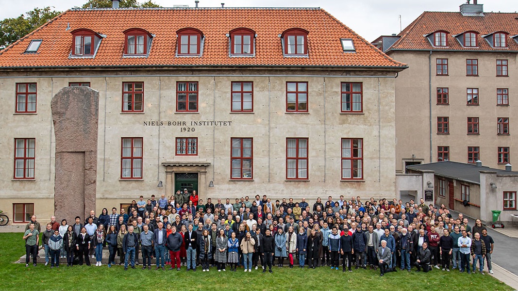 Happy birthday to Niels Bohr! 🥳 As per tradition, today was the institute's annual picture day. A tour of his office served as a reminder how much of (astro)physics derives from quantum theory he pioneered – together with many seeking refuge from authoritarians in Denmark...
