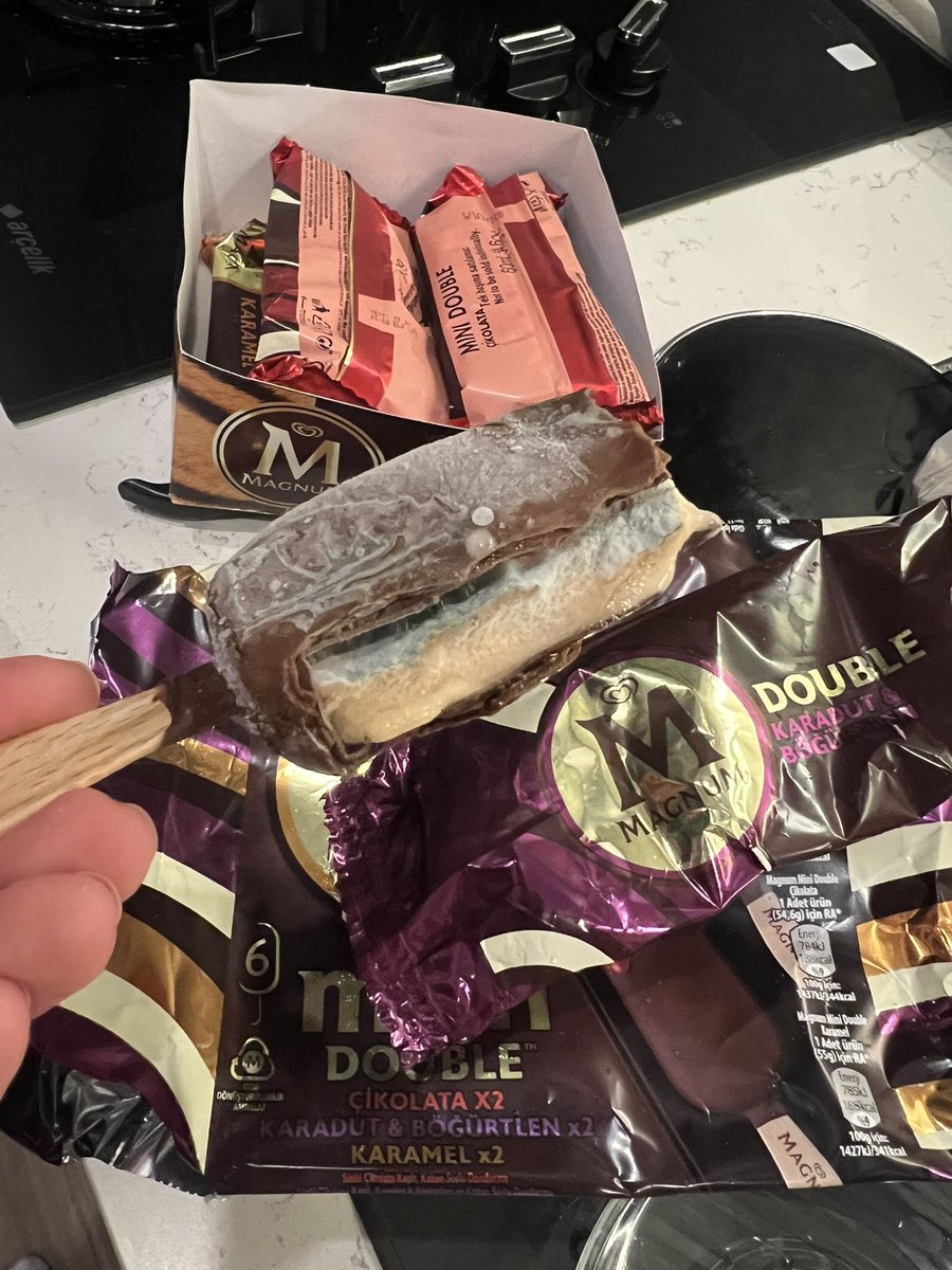 Çeşme Dalyan Carrefour'dan alınan, Son kullanma tarihi 2026 olan magnum paketinden cıkan dondurma!! 
Rezilllik.. <a href="/MagnumTurkiye/">Magnum Türkiye</a> <a href="/CarrefourSA/">CarrefourSA</a>