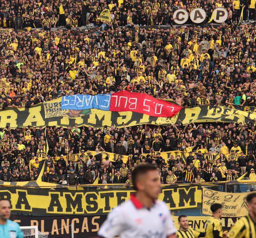 lpdp7663oficial's tweet photo. 𝗕𝗔𝗥𝗥𝗔 𝗔𝗠𝗦𝗧𝗘𝗥𝗗𝗔𝗠 de frente y directo. Sin miedo y sin esperar partidos sin visitantes. Siempre contra ellos.

Cara a cara nos miraron y tuvieron que 🤐

Ya nos vamos a ver en el Centenario o si se animan a llevarnos de nuevo.. Y vamos a ver si les da la nafta 😉 

PEÑAROL y corran perros 👊🏻

📷 Para que te acuerdes de las ultimas veces que quedaste 🧊