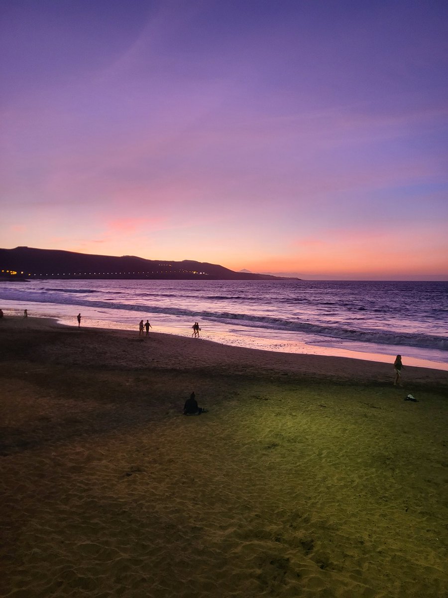 Posiblemente el mejor atardecer que he presenciado en Las Canteras en el lustro que llevo aquí 💜 <a href="/LasCanteras/">Mi playa de Las Canteras 🏊🏻‍♀️🦈</a>