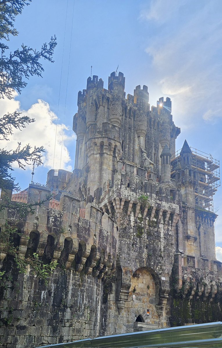 casi0pea's tweet photo. Y continuamos x la costa, visitando #Guetaria, pueblo de #Elcano. Después 2 paradas obligatorias para toda una Targaryen, #Zumaia y #Gazteluatxe. Para terminar con otro castillo, el de #Butron.
Pero esto no acaba aquí 🧵 https://t.co/OfuNzAICzT