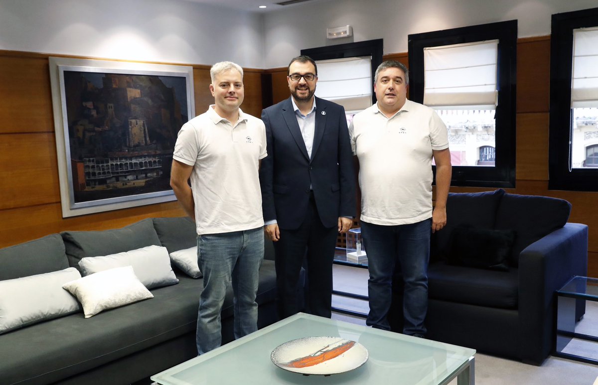 v0green's tweet photo. Comenzamos la última semana de la temporada, siendo recibidos por el Presidente del @GobAsturias @AdrianBarbon , quien se ha interesado por nuestra andadura en el @CEEA_RFEdA con @Opel_Spain , y nos ha deseado suerte para Gran Canaria.

#Opel #OpelAstra #AstraLovers #V0Green https://t.co/DVZ9QNHnWE