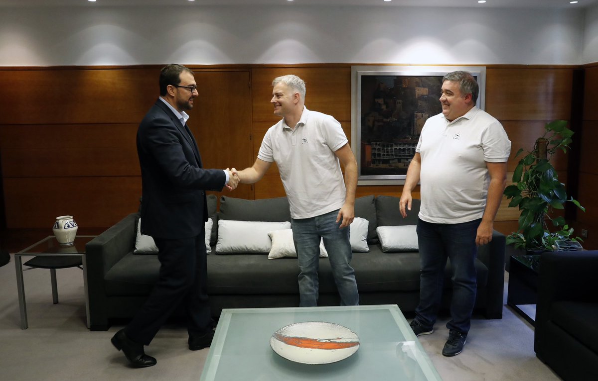 v0green's tweet photo. Comenzamos la última semana de la temporada, siendo recibidos por el Presidente del @GobAsturias @AdrianBarbon , quien se ha interesado por nuestra andadura en el @CEEA_RFEdA con @Opel_Spain , y nos ha deseado suerte para Gran Canaria.

#Opel #OpelAstra #AstraLovers #V0Green https://t.co/DVZ9QNHnWE