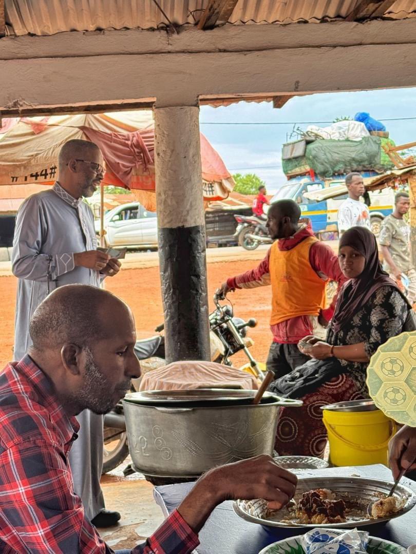 amadthiernoatd's tweet image. Je fais un arrêt à linsan pr manger. Il y a des années, j&apos;ai initié le projet d&apos;électrification de cette localité à la BAD.
Ces personnes autour ne le savent pas, mais l&apos;électricité leur sert. 
C&apos;est comme cela que je définis le &quot;SERVIR SON PAYS&quot;. J&apos;en suis très heureux.#SYNTHESE