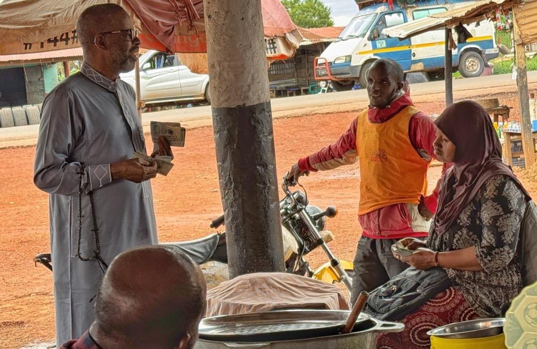 amadthiernoatd's tweet image. Je fais un arrêt à linsan pr manger. Il y a des années, j&apos;ai initié le projet d&apos;électrification de cette localité à la BAD.
Ces personnes autour ne le savent pas, mais l&apos;électricité leur sert. 
C&apos;est comme cela que je définis le &quot;SERVIR SON PAYS&quot;. J&apos;en suis très heureux.#SYNTHESE