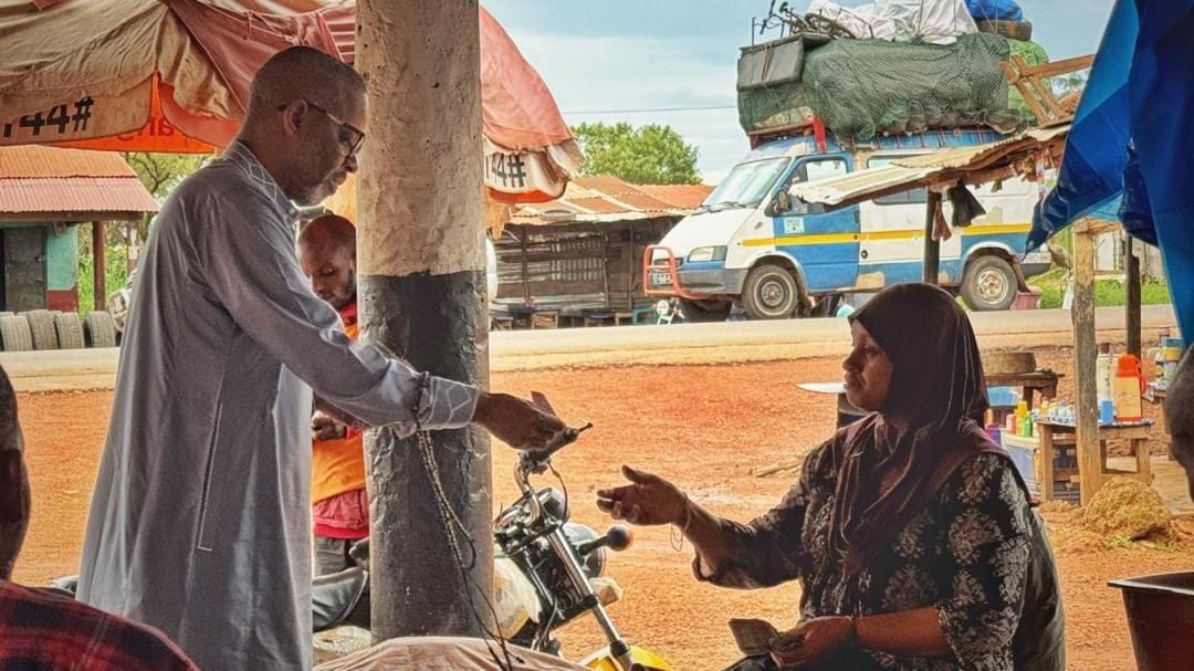 amadthiernoatd's tweet image. Je fais un arrêt à linsan pr manger. Il y a des années, j&apos;ai initié le projet d&apos;électrification de cette localité à la BAD.
Ces personnes autour ne le savent pas, mais l&apos;électricité leur sert. 
C&apos;est comme cela que je définis le &quot;SERVIR SON PAYS&quot;. J&apos;en suis très heureux.#SYNTHESE