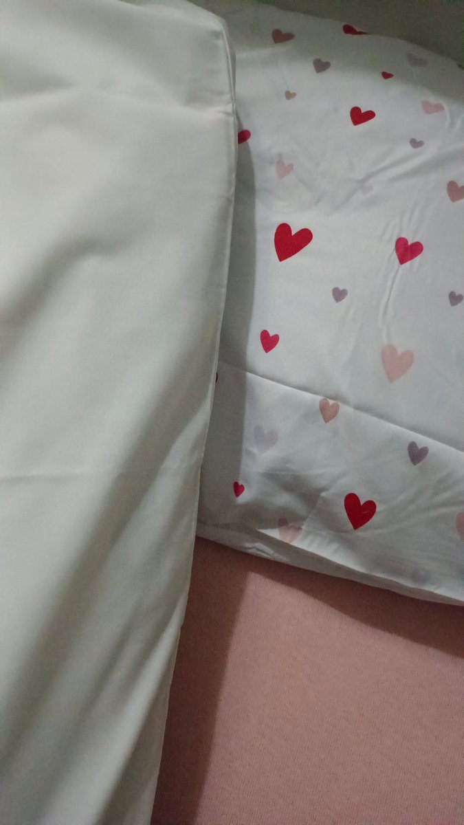 SueMaameri's tweet image. Was supposed to put these on for my bday ... Had to wait a bit xD 

But it's on now and sooooo cute 

Duvet set and bedsheet out 

:3