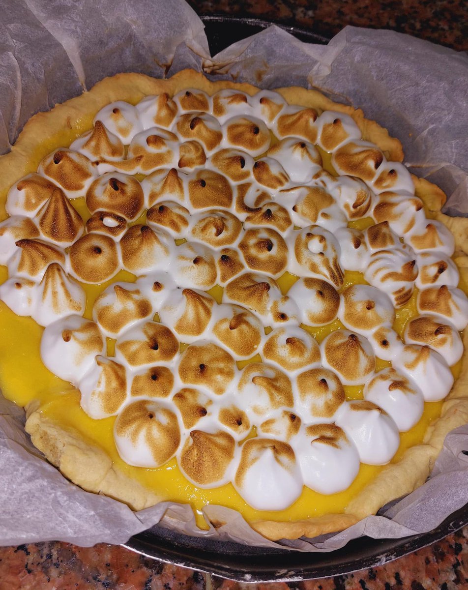 Fucsia_Official's tweet photo. La #LemomPie que tenía que hacer el otro día María 😅
Casualmente la estaba haciendo mi hermana ➡️ @carrasquista90
(Aclaro que no me trajo un cacho,solo me mandó foto🤧 pero hoy me trajo tarta de queso de la Pedroche y pues la perdono)
#NiQueFuéramos07O https://t.co/3UTBTckqJh