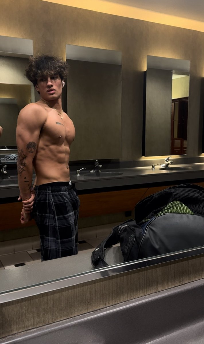 say hi for a suprise d pic in ur dms 😜