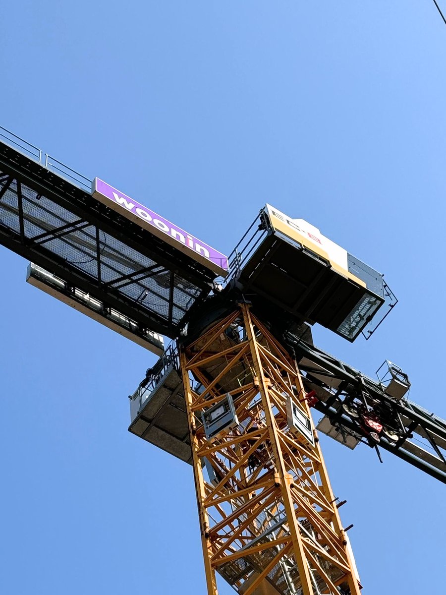 NIEUWBOUW | Op 30 meter hoogte prijkt de Woonin-lichtbak aan de bouwkraan van project BLOEI030 in Leidsche Rijn, Utrecht. Woonin en @Wonam realiseren hier 264 huurwoningen, waarvan 156 sociale huurwoningen. Oplevering eind 2026. #nieuwbouw #huurwoningen #utrecht