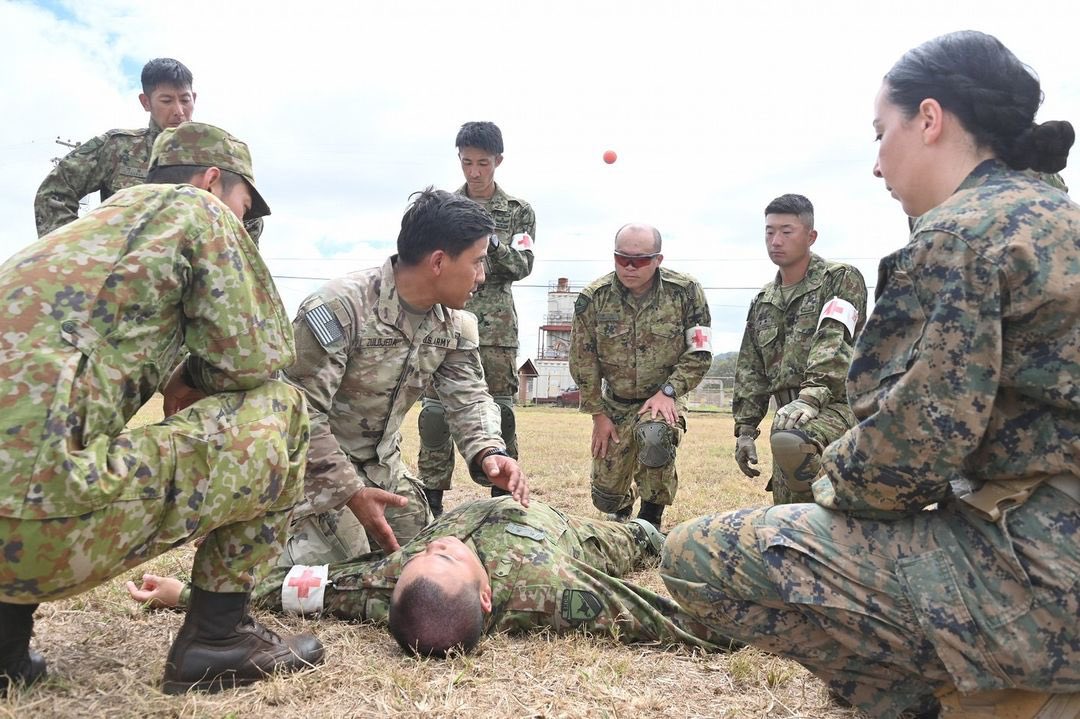 USARPAC's tweet image. ⚡#TogetherWeStand ⚡

#Lightfighters, @5sfab, @marines, and @Jgsdf_pr conducted medical training for #JPMRC 25-01, highlighting our commitment to a #FreeAndOpenIndoPacific with U.S. Joint Force and multinational partners.

📸: @Jgsdf_pr
