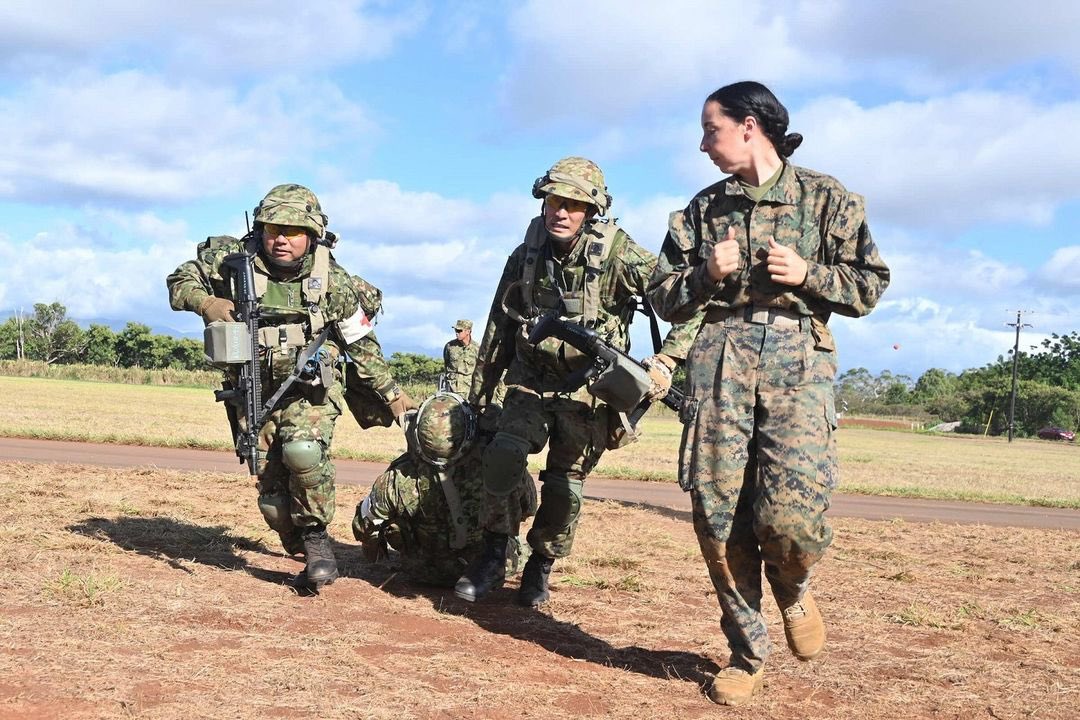 USARPAC's tweet image. ⚡#TogetherWeStand ⚡

#Lightfighters, @5sfab, @marines, and @Jgsdf_pr conducted medical training for #JPMRC 25-01, highlighting our commitment to a #FreeAndOpenIndoPacific with U.S. Joint Force and multinational partners.

📸: @Jgsdf_pr