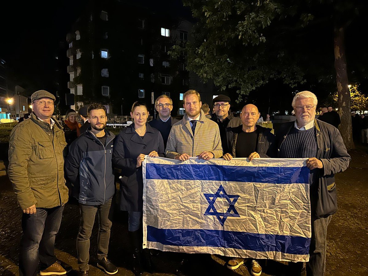 Heute vor einem Jahr verübte die Hamas ein Massaker im Süden Israels. Der 7.10.2023 war der tödlichste Tag für Juden seit dem Holocaust. Antisemitismus zeigt sich seitdem offen. Bei der Kundgebung der DIG Leipzig zeigten wir: Wir stehen fest an Israels Seite. #NiewiederistJetzt