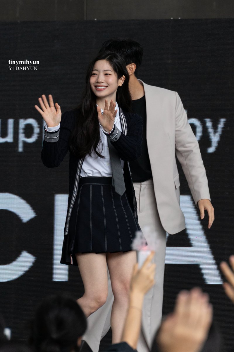 tinymihyun's tweet photo. 241003 BIFF Outdoor Greeting
🤗

#TWICE #트와이스 #DAHYUN #다현 #ダヒョン https://t.co/OHhshMui82
