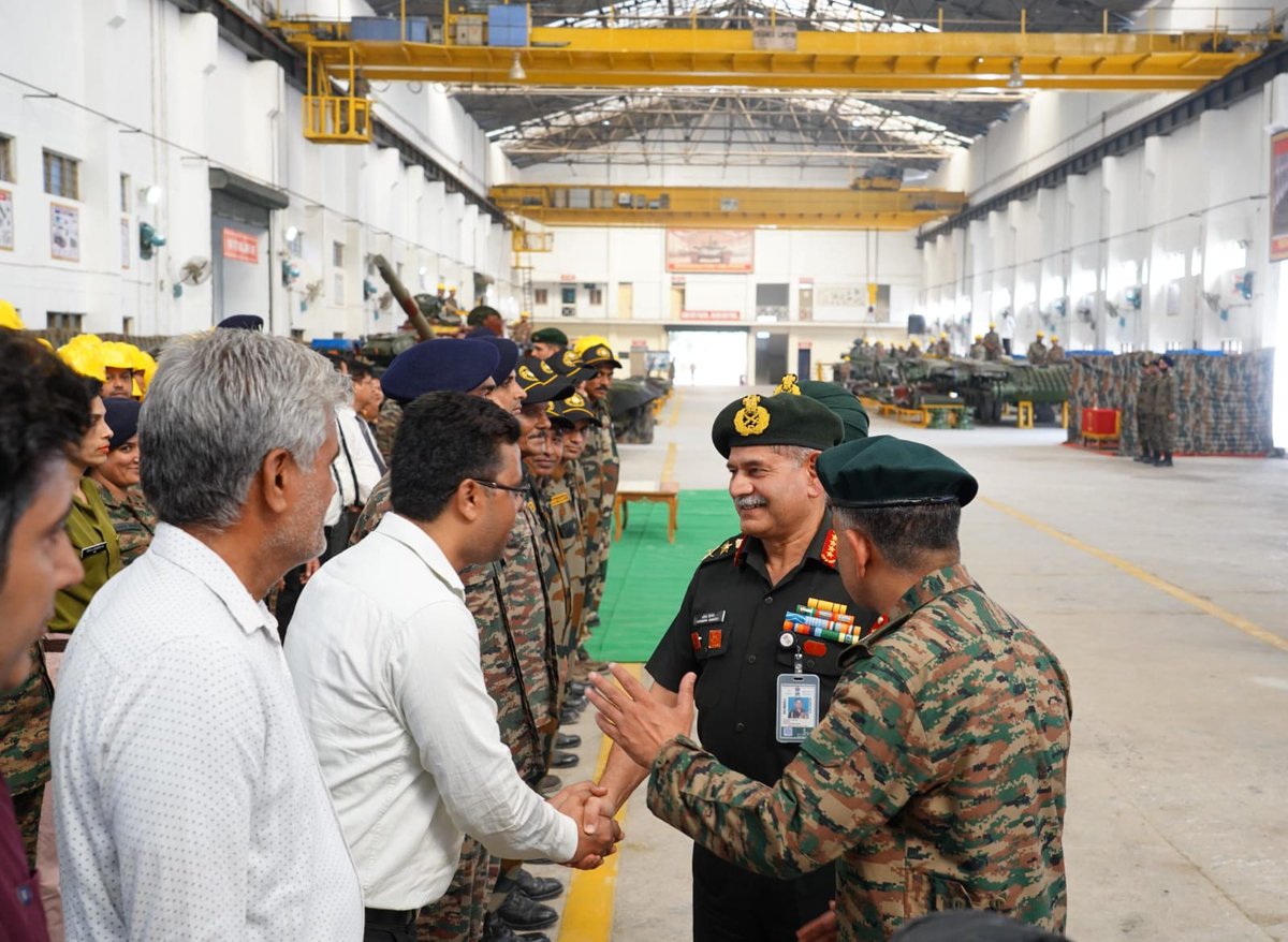 adgpi's tweet image. Strengthening the Steel Shield: Indian Army&apos;s Indigenous T-90 Tank Overhaul Facility

#GeneralUpendraDwivedi #COAS, presided over the rolling-out ceremony of overhauled T-90 Tank at 505 Army Base Workshop at #NewDelhi today.  While commending the Unit for their dedication and…