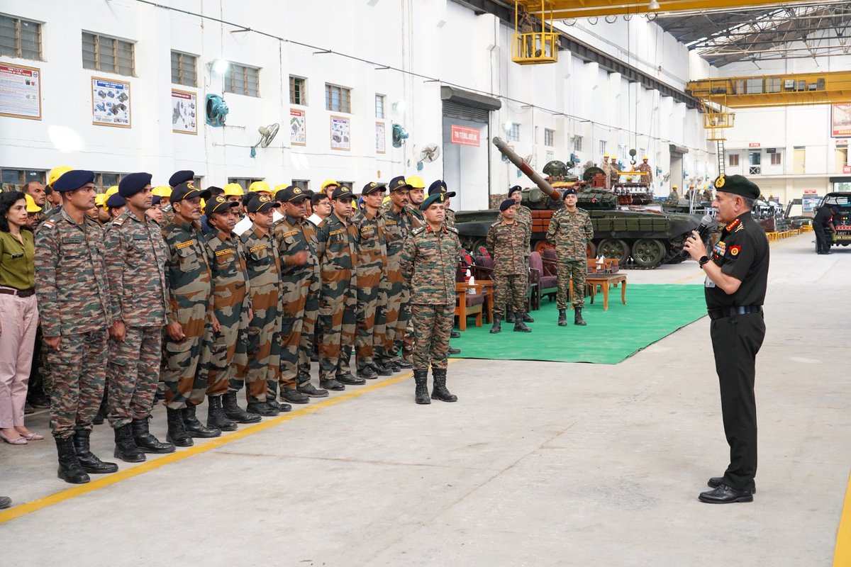 adgpi's tweet image. Strengthening the Steel Shield: Indian Army&apos;s Indigenous T-90 Tank Overhaul Facility

#GeneralUpendraDwivedi #COAS, presided over the rolling-out ceremony of overhauled T-90 Tank at 505 Army Base Workshop at #NewDelhi today.  While commending the Unit for their dedication and…