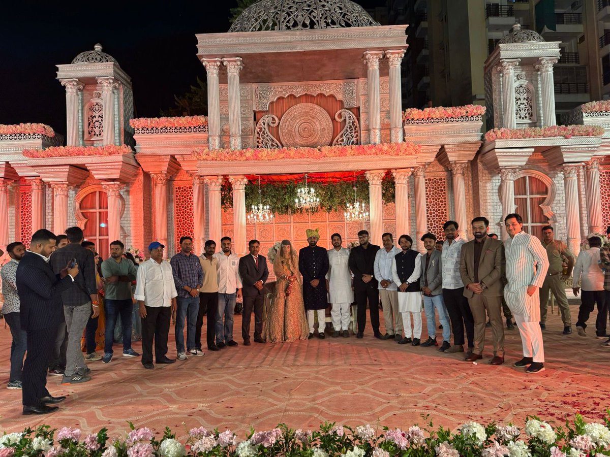 गतदिवस जयपुर में कॉंग्रेस नेता मोहम्मद शरीफ ख़ान जी के यहाँ युवा कॉंग्रेस के प्रदेश महासचिव भाई जुबेर ख़ान के शादी समारोह में पहुँच कर नवदंपति को शुभकामनाएँ प्रेषित की।