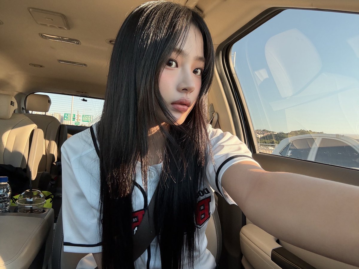 Jon0807's tweet photo. Craziness break cause I don't think I've seen anyone post these yet? Anyway, here's Minji
MINJI FOR DOOSAN BEARS
#MinjiFirstPitch #민지 https://t.co/iBkJxMiAIa