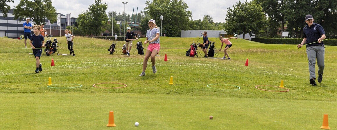 De NGF organiseert 80 regiotrainingen voor jeugdgolfers die hun vaardigheden op een leuke manier verder willen ontwikkelen. 
De ideale kans voor uw kind om samen met leeftijdsgenootjes onder professionele begeleiding te trainen. 🏌️ 

Meer informatie: 
 👉 bit.ly/4dsgv0p