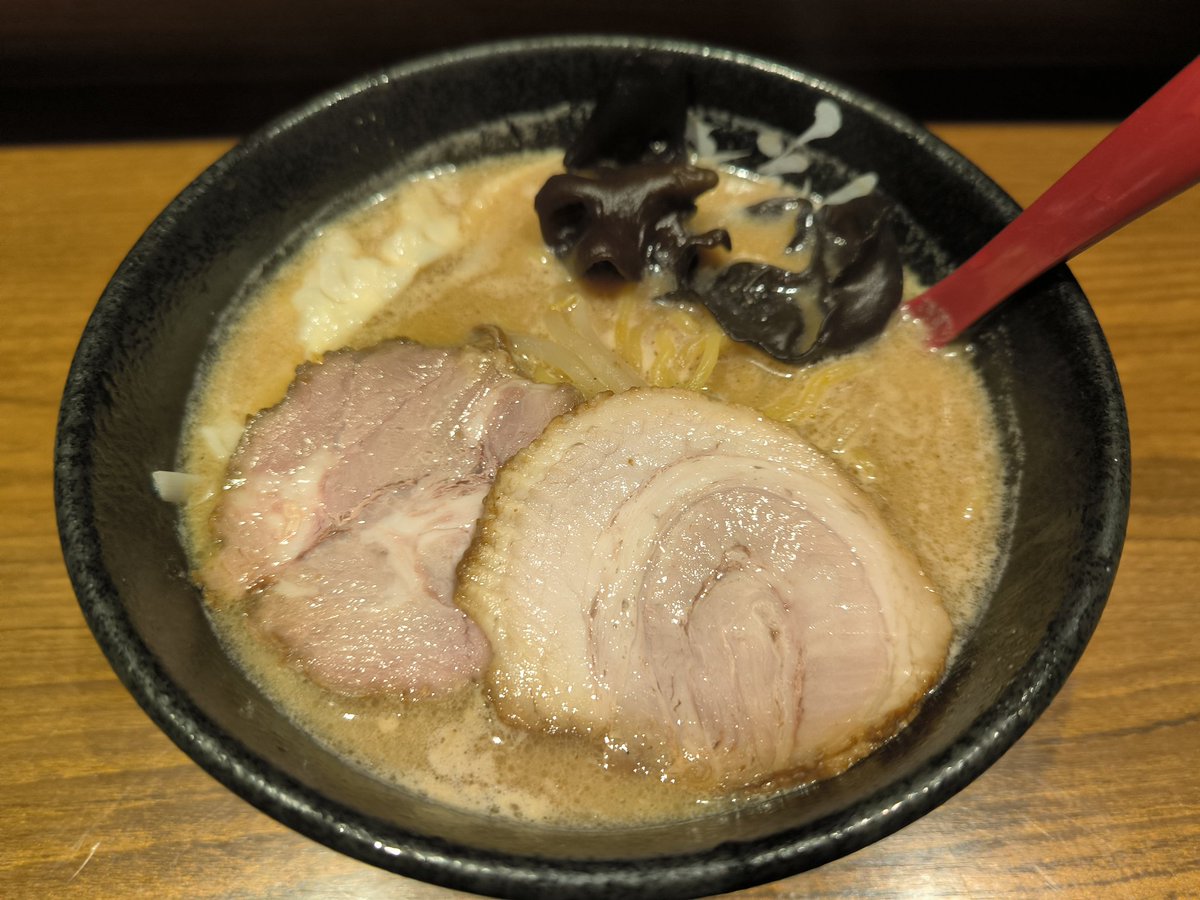 実はピアス新調してるしプリン🍮頭は直してるし、だいたい気づいてくれるひかるちゃんはすごい

倍煎舎のラーメン食べに行ったら、かわいい女の子に「ちゃむさん！」って呼ばれて死ぬほど照れました声掛けてくれてありがとう