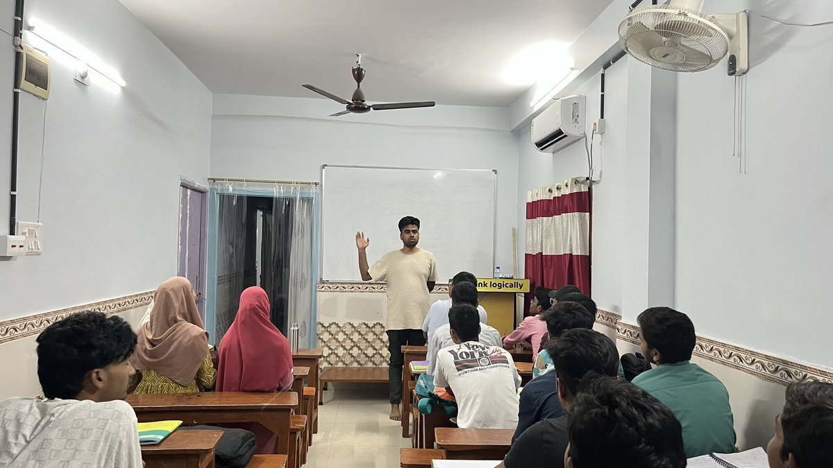 AkbarClasses's tweet image. 🌟 Proud moment for AKBAR CLASSES! 🌟
Our former student Devashish Basak has completed his MBBS from PMCH! 🎓 He recently interacted with our students, sharing valuable insights from his journey. Wishing him continued success! 🚀 #AKBARCLASSES #MBBS #Inspiration #ThinkLogically