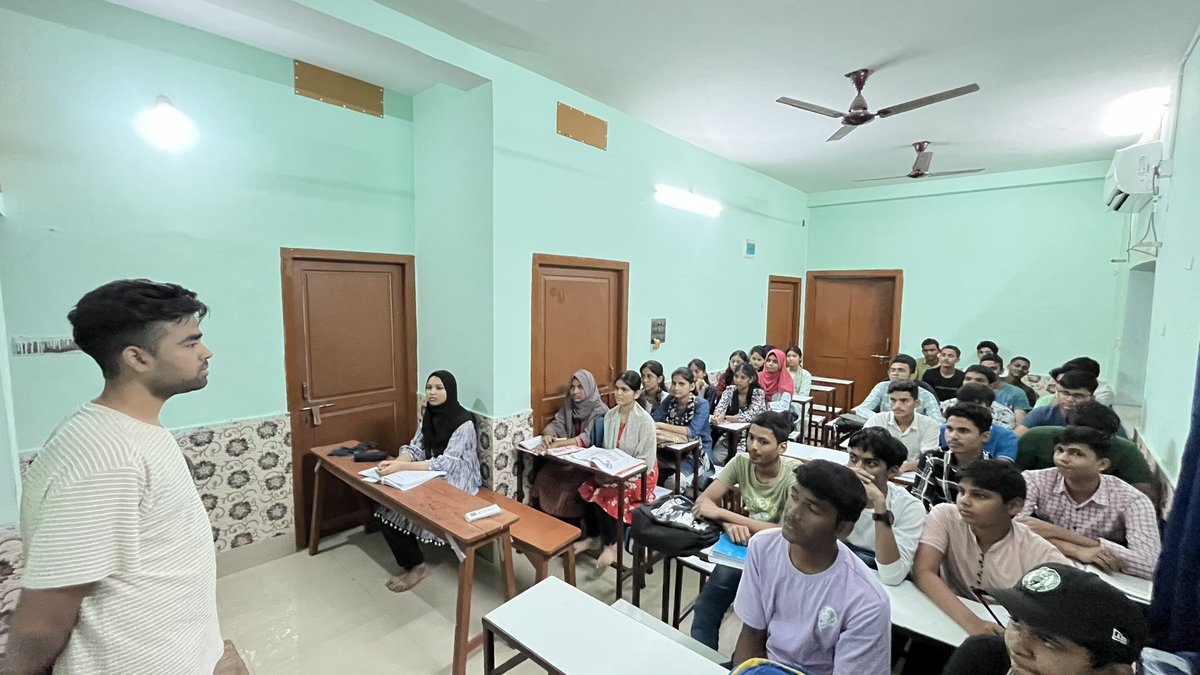 AkbarClasses's tweet image. 🌟 Proud moment for AKBAR CLASSES! 🌟
Our former student Devashish Basak has completed his MBBS from PMCH! 🎓 He recently interacted with our students, sharing valuable insights from his journey. Wishing him continued success! 🚀 #AKBARCLASSES #MBBS #Inspiration #ThinkLogically